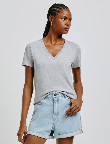 CAMISETA BÁSICA CUELLO EN V GRIS