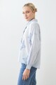 Camisa con estrellas aplicadas celeste