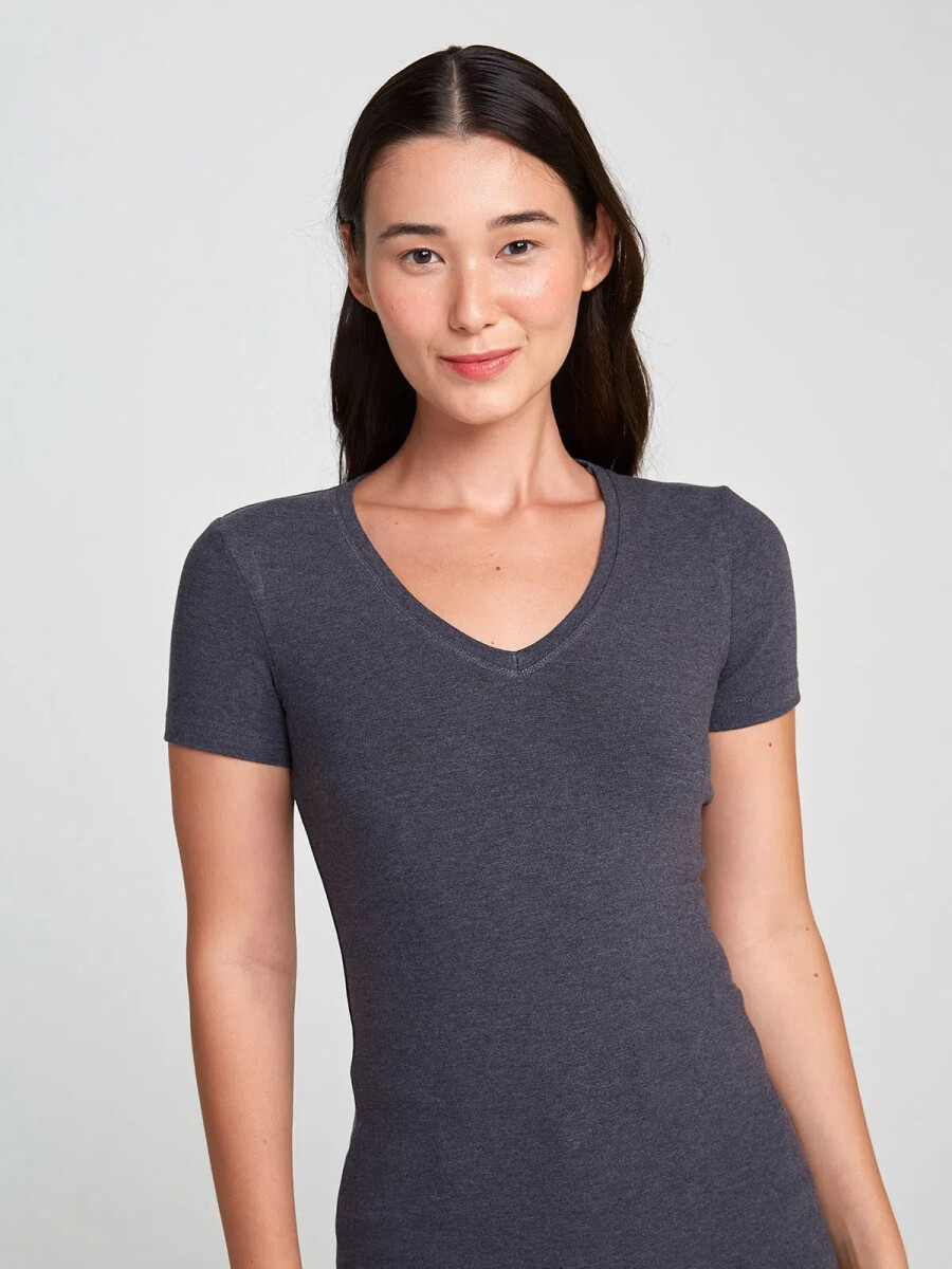CAMISETA BÁSICA MANGA CORTA CUELLO EN V - GRIS OSCURO 