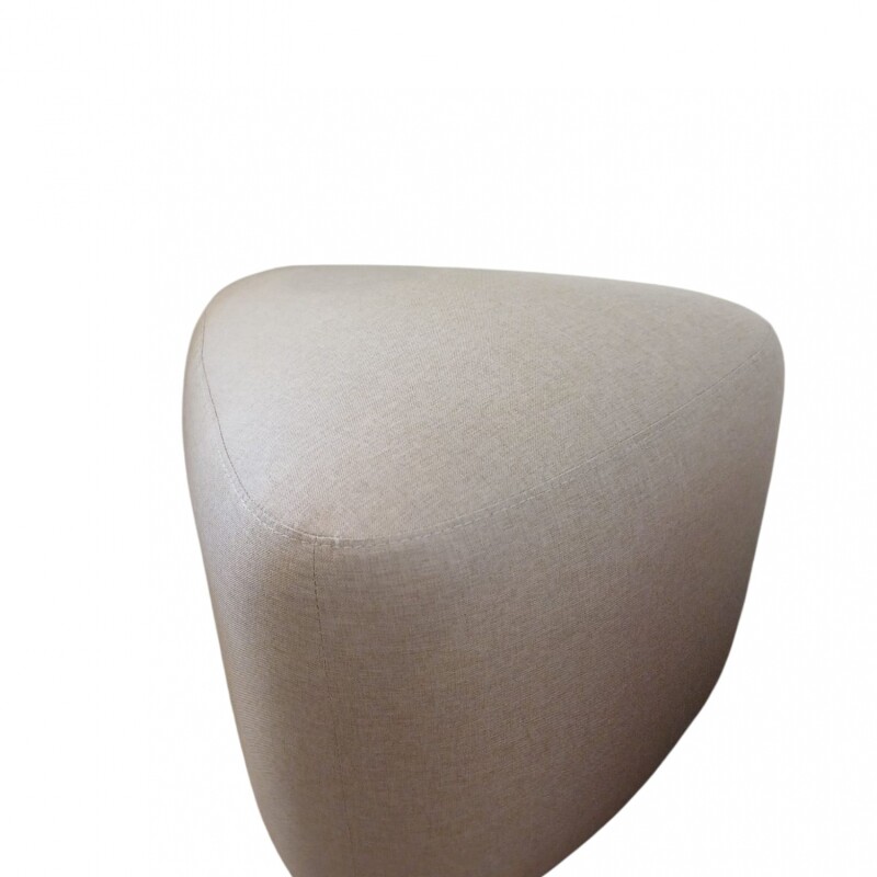 Puff Triangular c/ Base Madera Tela arena Puff Triangular c/ Base Madera Tela arena
