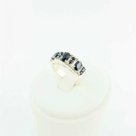 Anillo de plata 925 con zafiros azules naturales. Anillo de plata 925 con zafiros azules naturales.