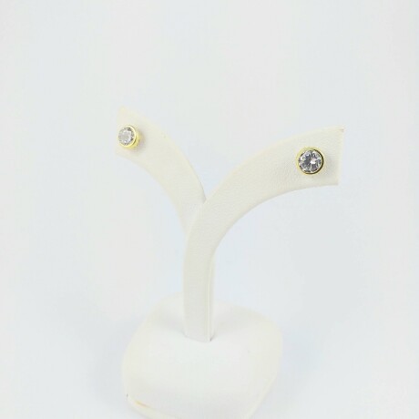Caravanas de plata 925 con detalles de double en oro 18Ktes con circonia blanca, diámetro 6.5mm, perno y rosca. Caravanas de plata 925 con detalles de double en oro 18Ktes con circonia blanca, diámetro 6.5mm, perno y rosca.