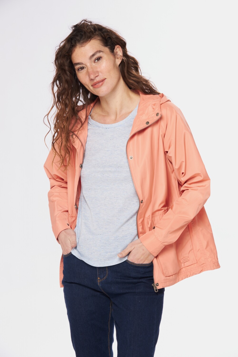 CAMPERA IMPERMEABLE CON CAPUCHA Coral