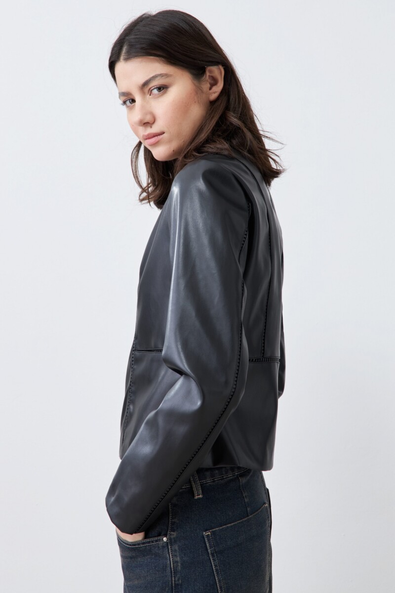 Chaqueta eco cuero con detalle pasamanería negro