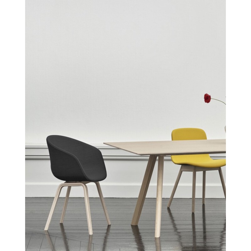 Sillas de comedor Eames con apoyabrazo tapizado Negro