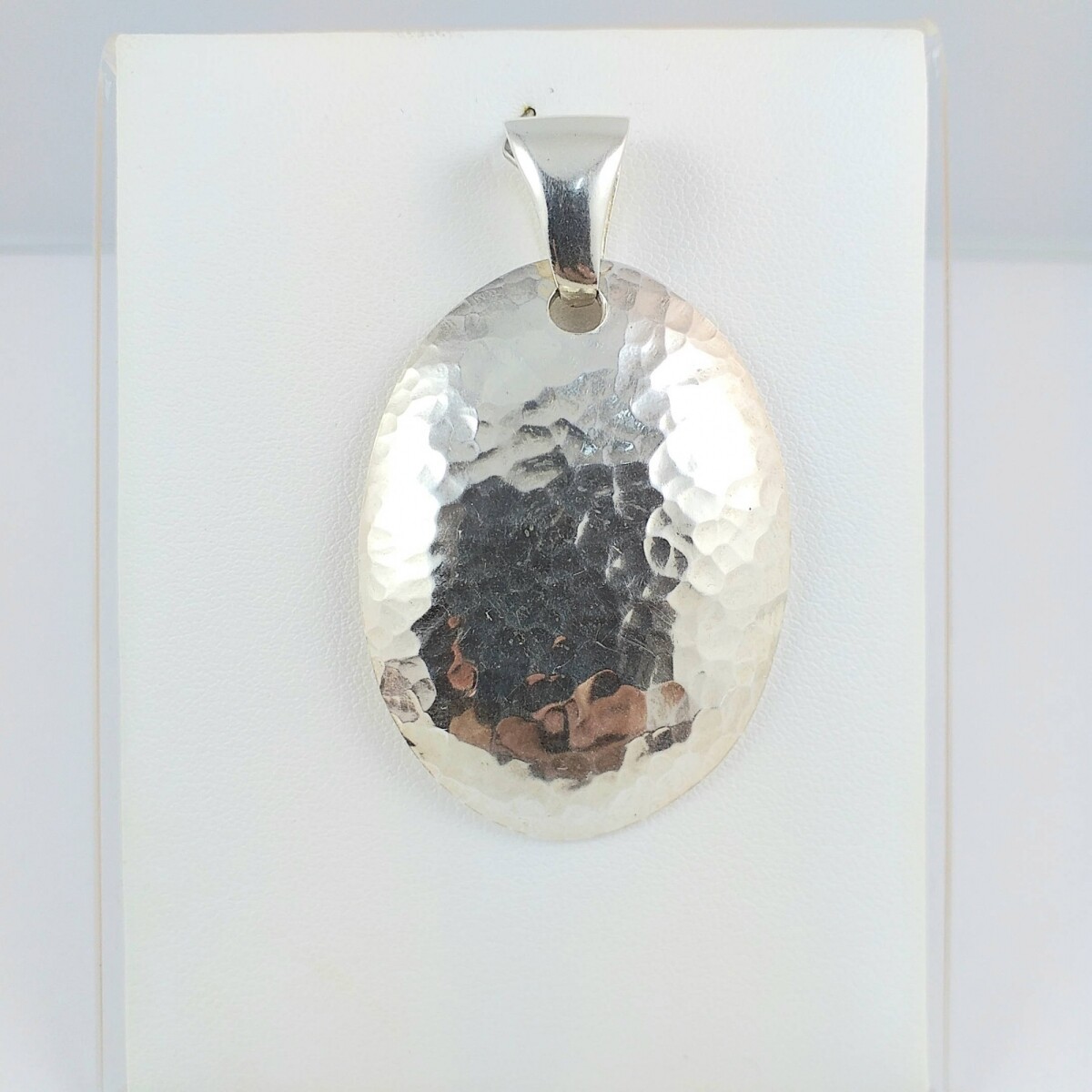 Colgante de plata 925 martillada en forma ovalada. Medidas 4.5 cm * 3,5 cm, espesor 1mm. 