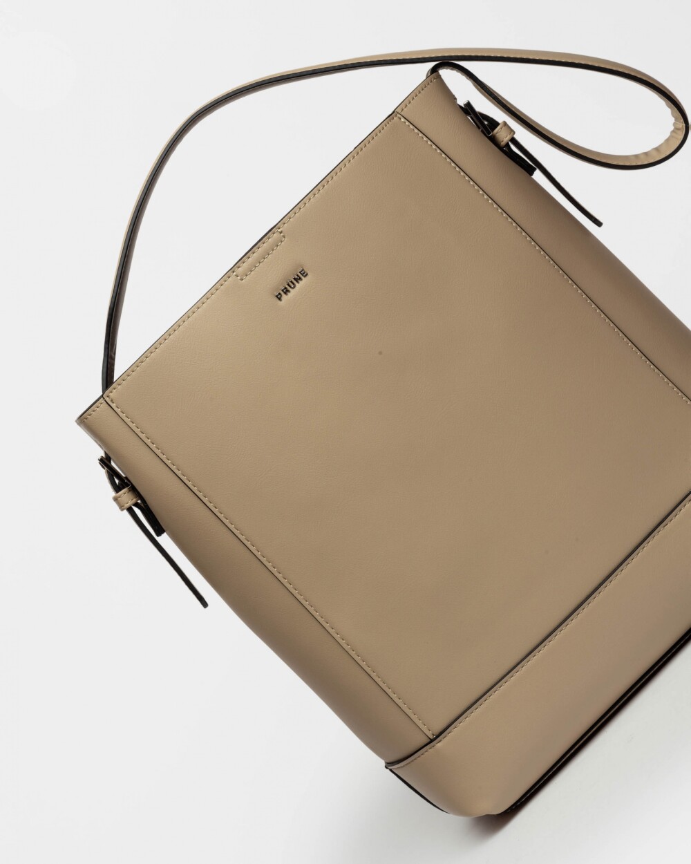 Cartera Al Hombro Akira en Efecto Cuero Liso Taupe