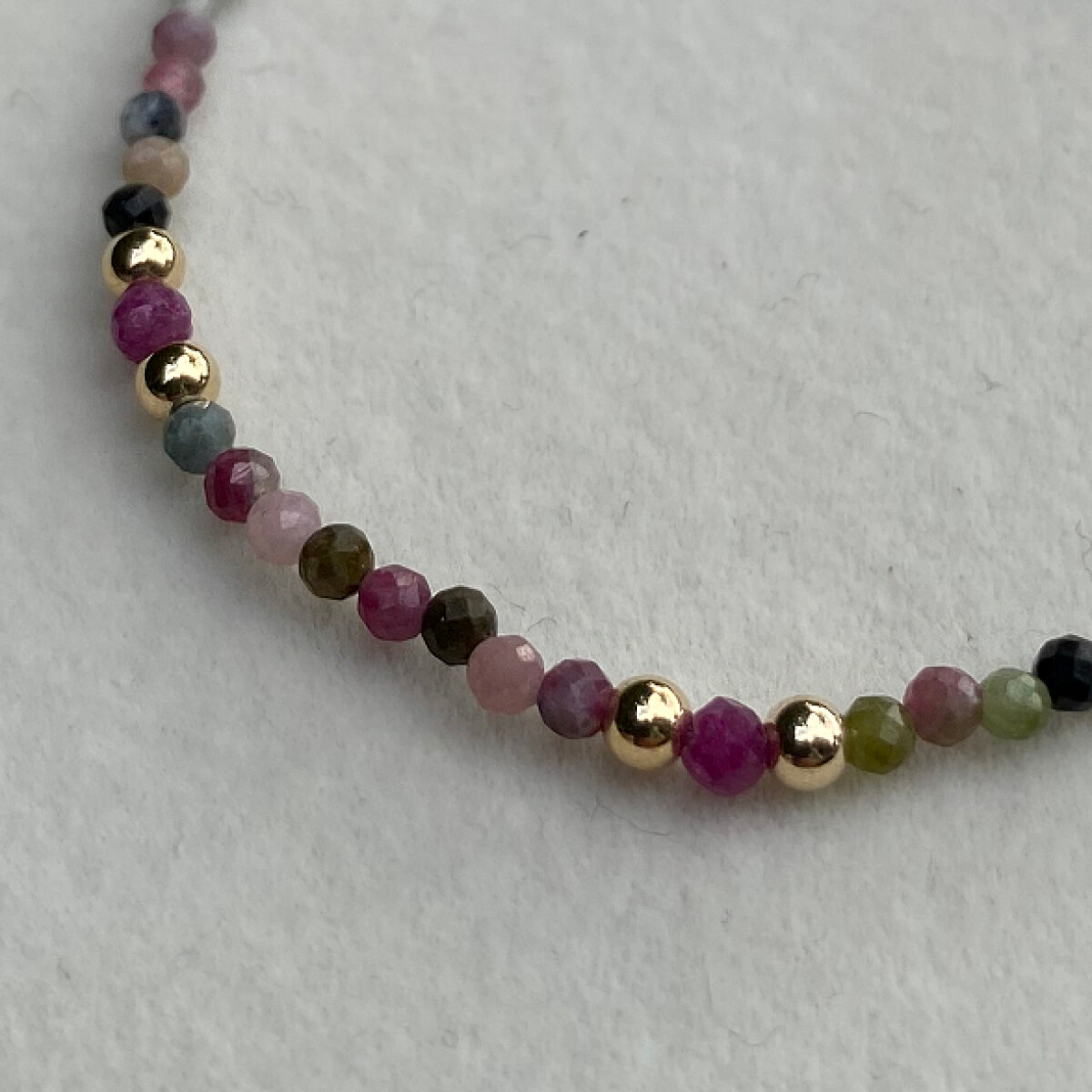 Pulsera SEVILLA, Goldfilled y piedras naturales 