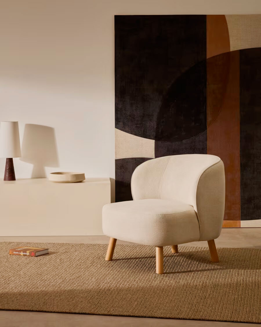 Butaca Ulit de chenilla beige y patas de madera maciza haya acabado natural