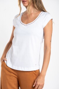 Remera Escote V Puntilla Blanco