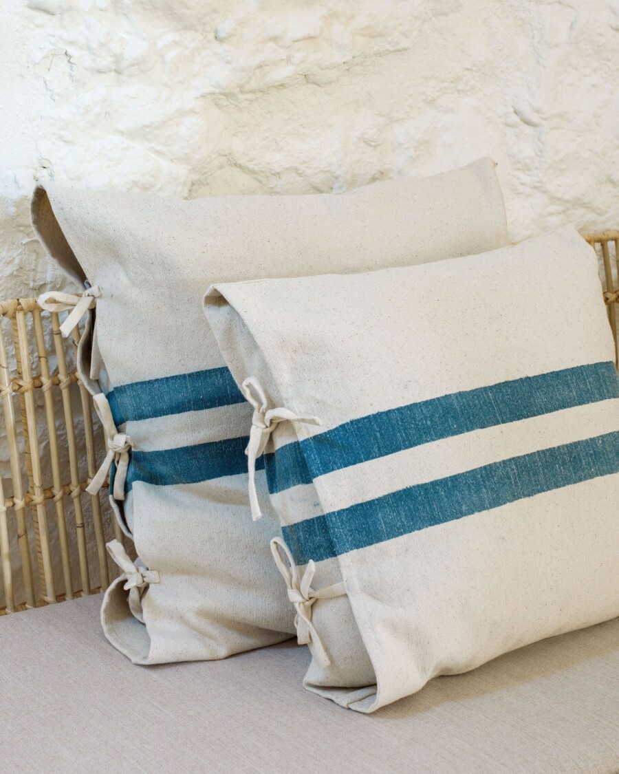 Almohadón Ziza 100% algodón rayas gruesas azul y blanco 60 x 60 cm