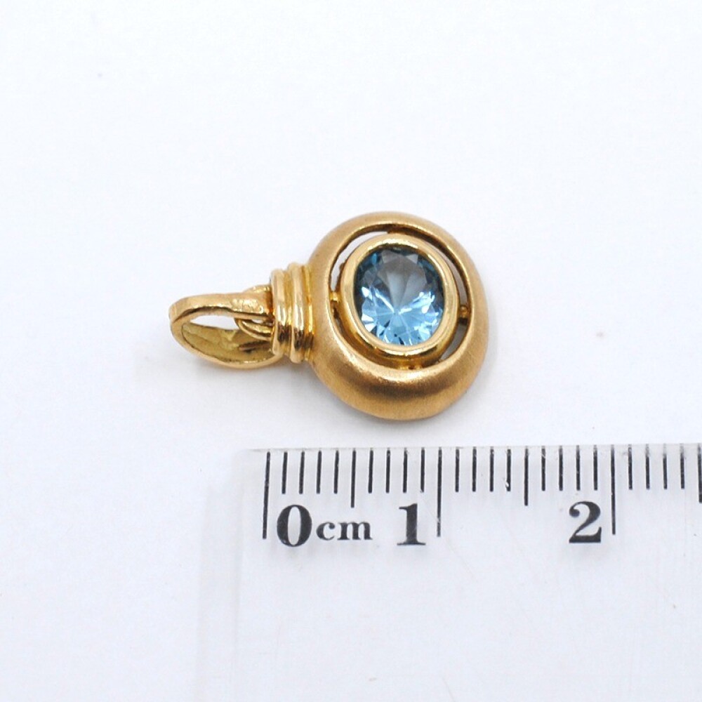 Colgante En Oro 18K Con Topacio Celeste Colgante En Oro 18K Con Topacio Celeste