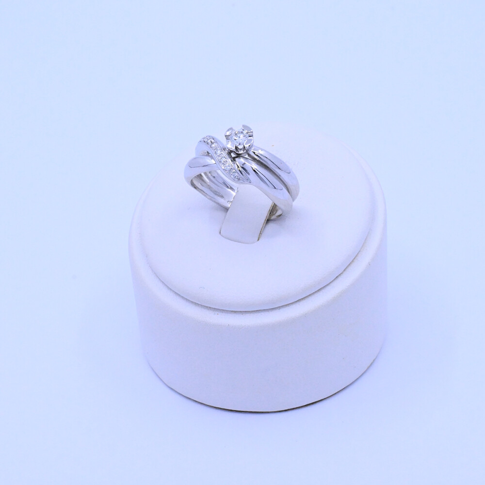 Anillo oro 18k blanco con brillantes. Anillo oro 18k blanco con brillantes.