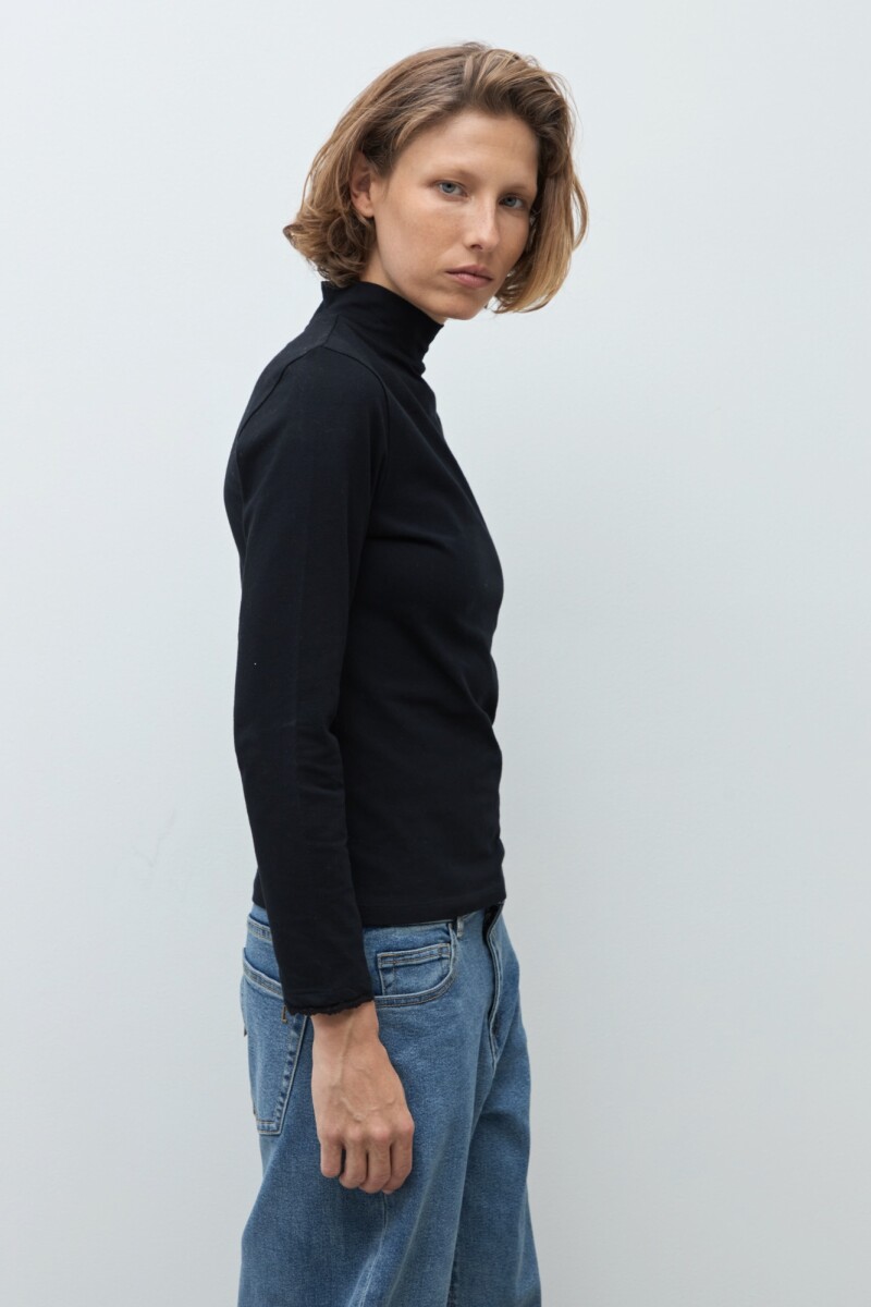 Remera puntilla en puños negro