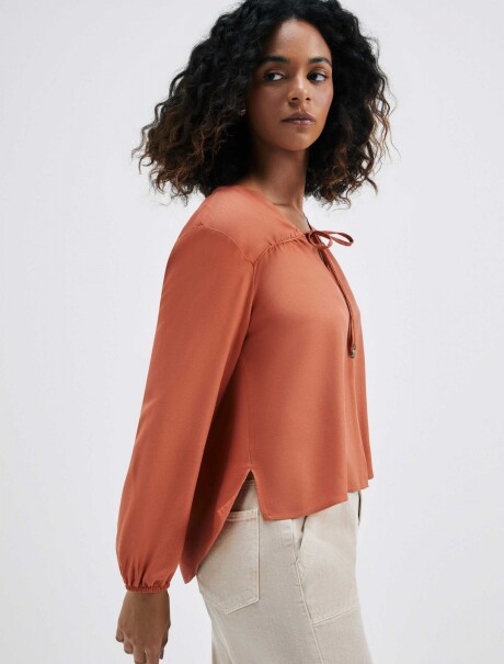 BLUSA MANGA LARGA CON ESCOTE EN V MARRÓN