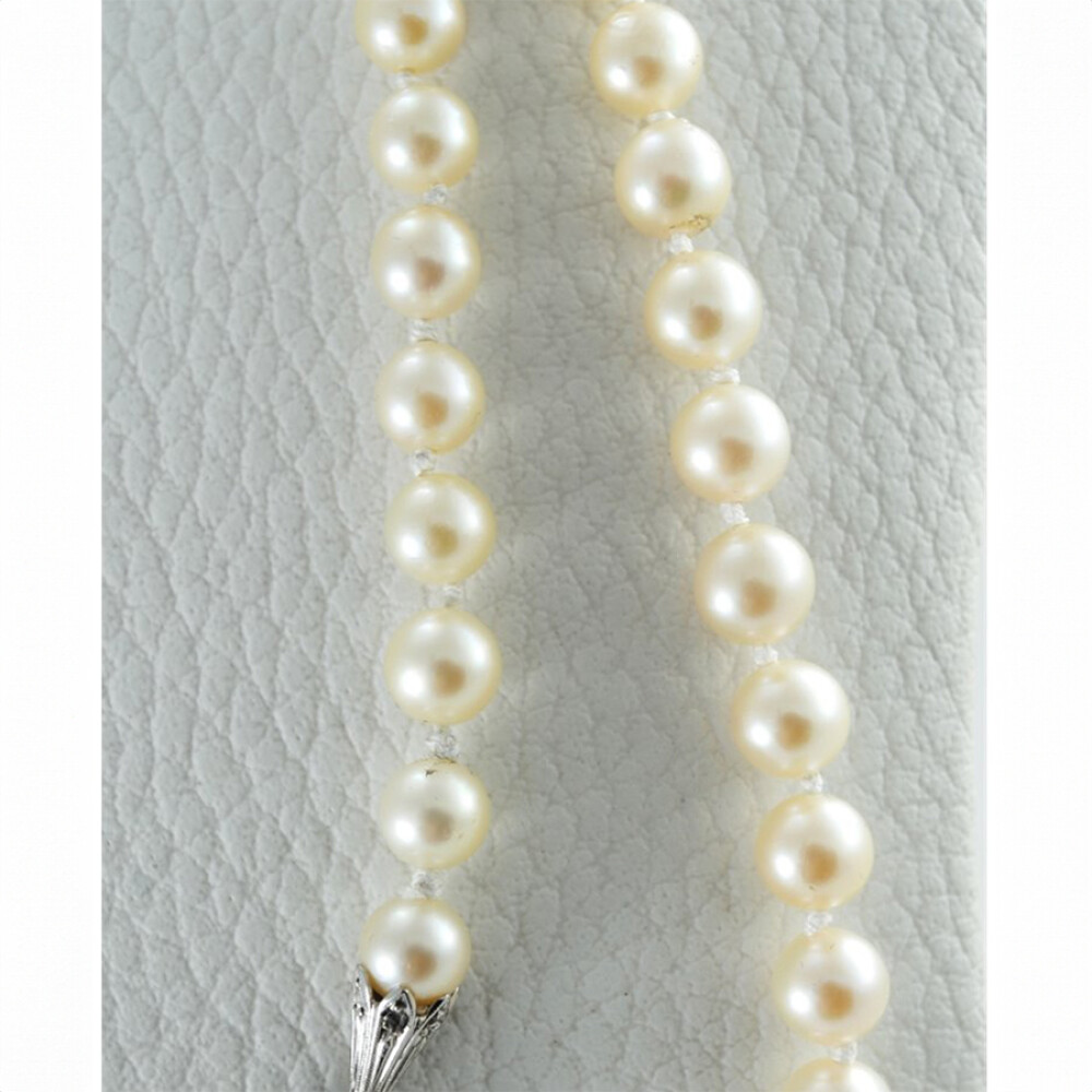 Collar De Perlas De Cultivo Con Broche En Oro Blanco, Brillantes Y Esmeralda Collar De Perlas De Cultivo Con Broche En Oro Blanco, Brillantes Y Esmeralda