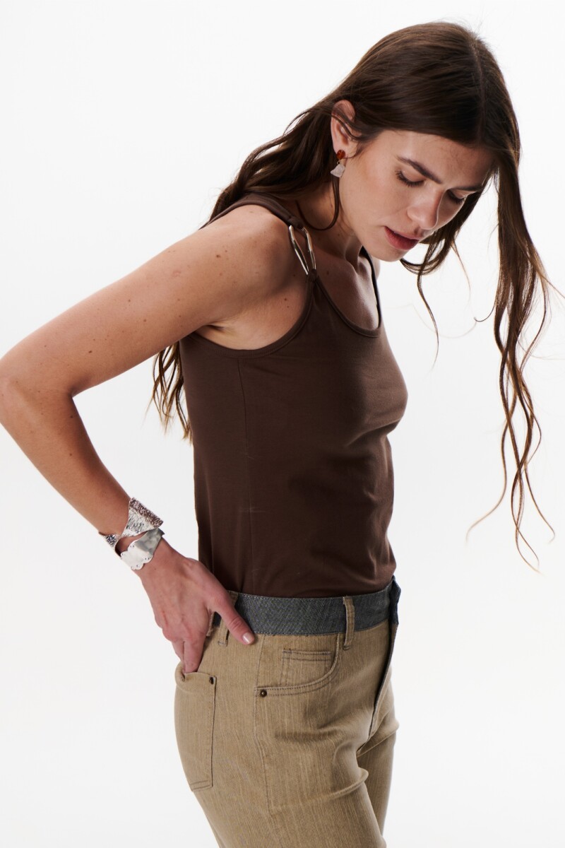 MUSCULOSA METAL MARRON