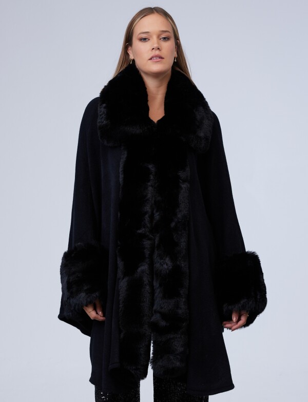 Ruana Aplique Simil Piel NEGRO