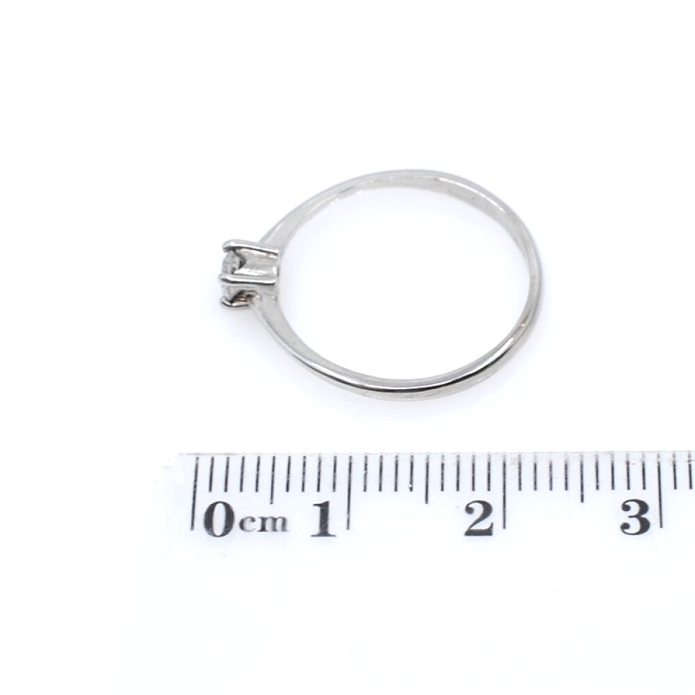 Anillo solitario en oro 18k blanco y brillante central. Anillo solitario en oro 18k blanco y brillante central.