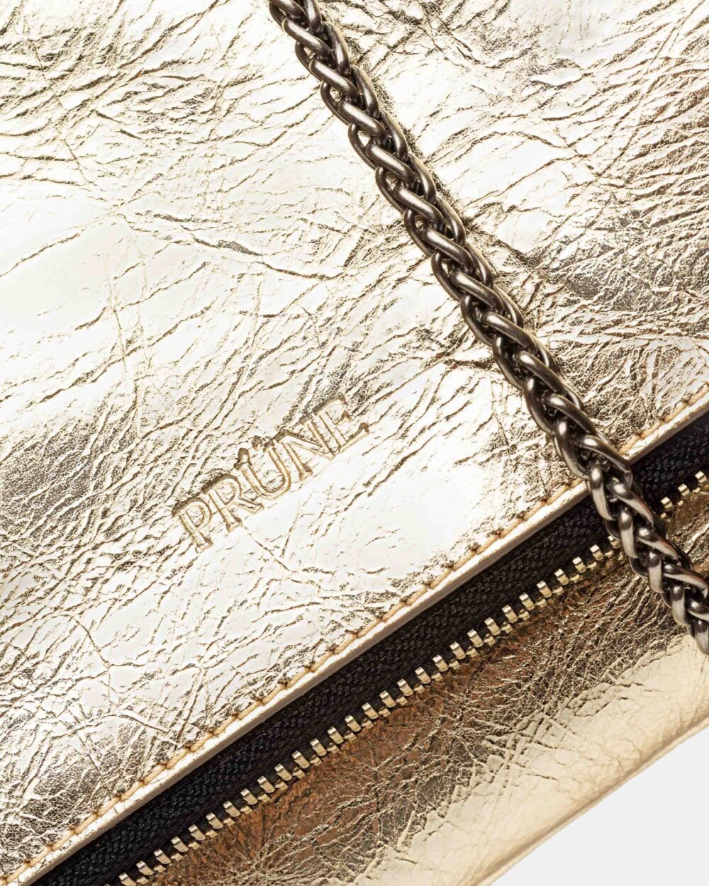 Bandolera Curve en crash metalizado Platino