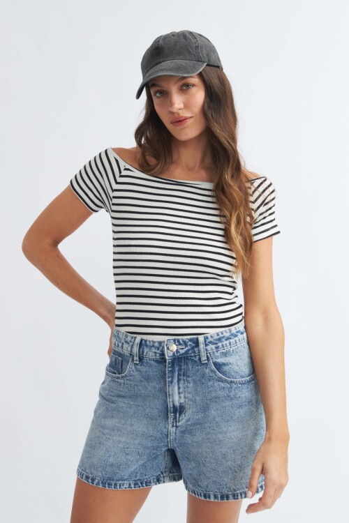 Remera off shoulder mangas cortas BLANCO Y NEGRO