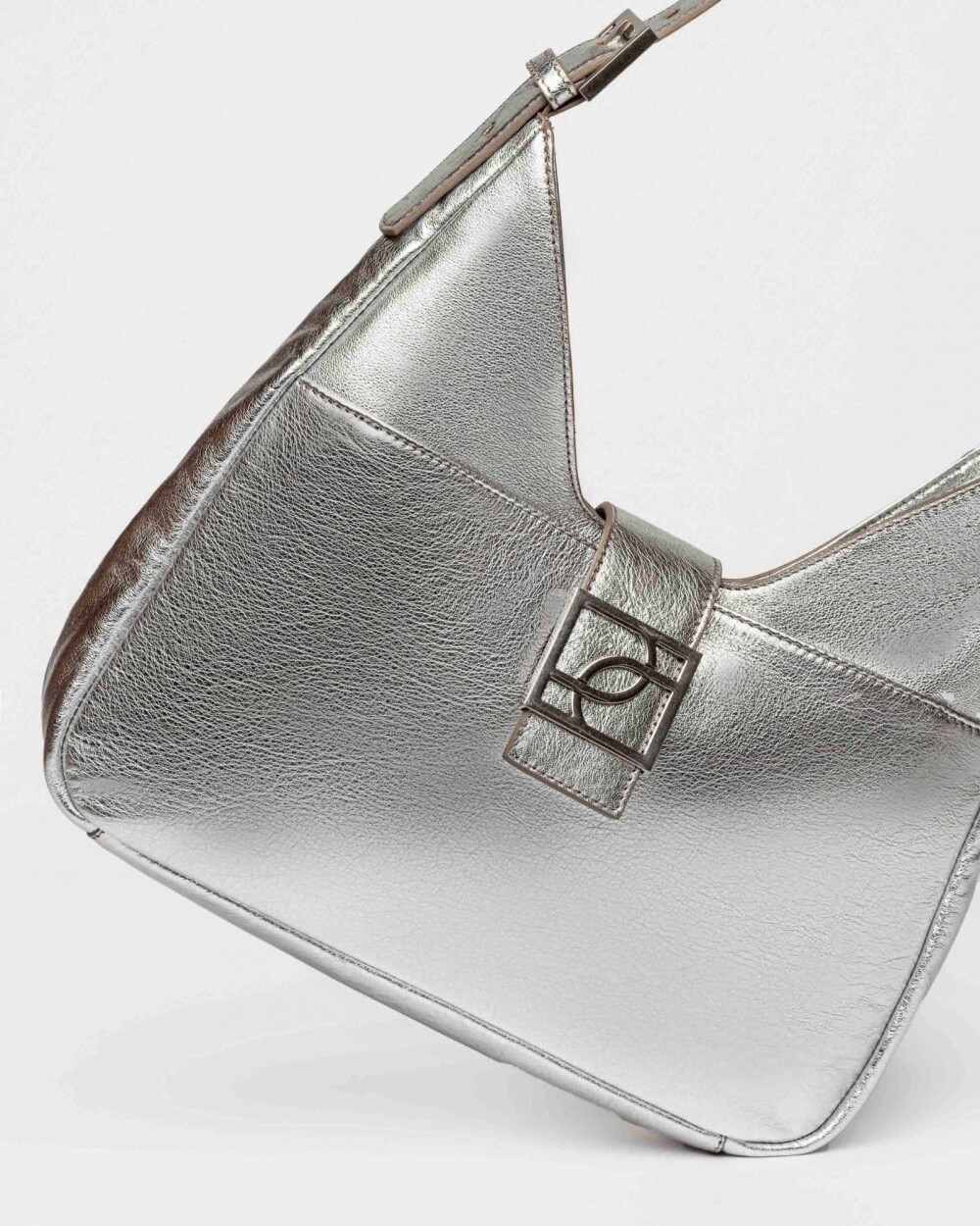 Bolso Signature en cuero graneado metalizado Grafito