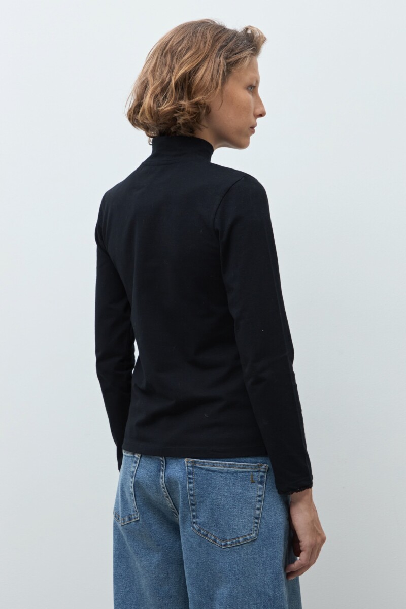 Remera puntilla en puños negro