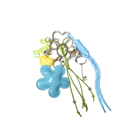 Llavero con accesorios Flor y Corazón Celeste