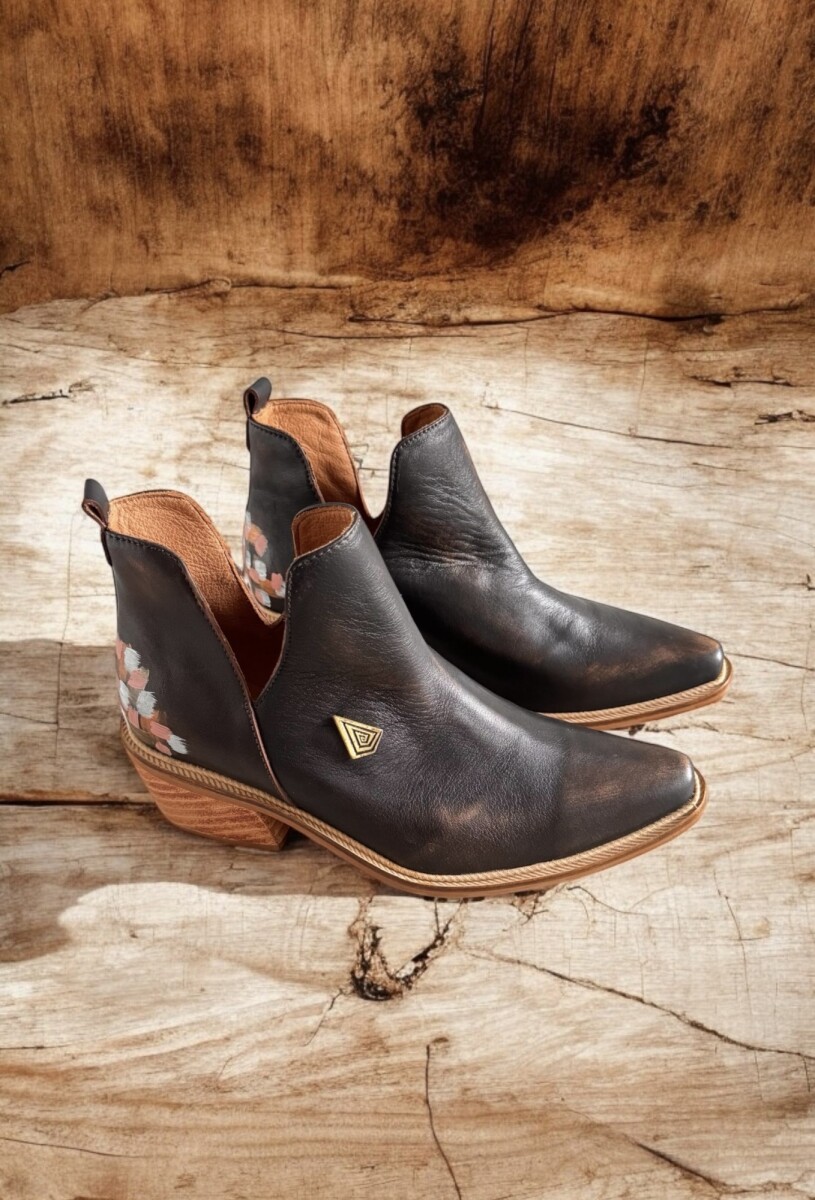 Botas Ciara Chocolate Con Arte Nude 