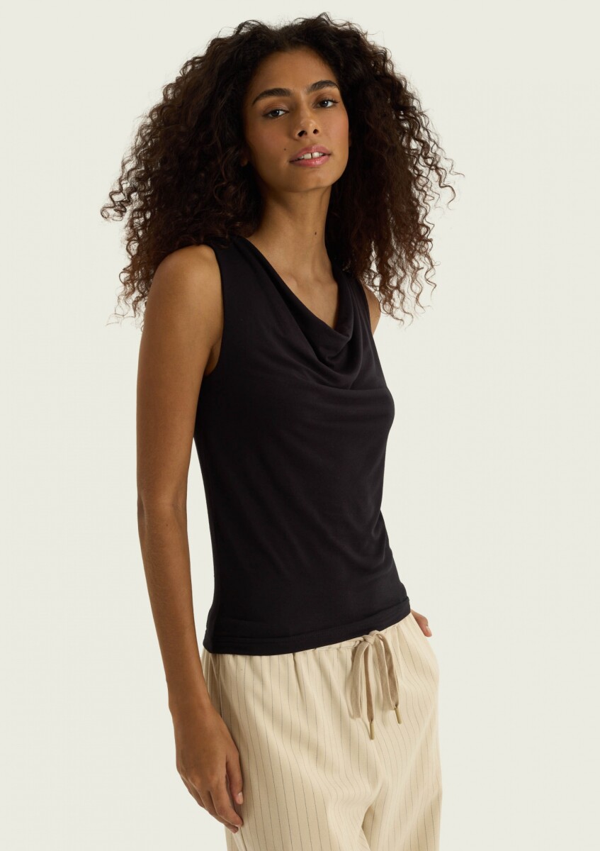 MUSCULOSA CON CUELLO DRAPEADO - NEGRO 