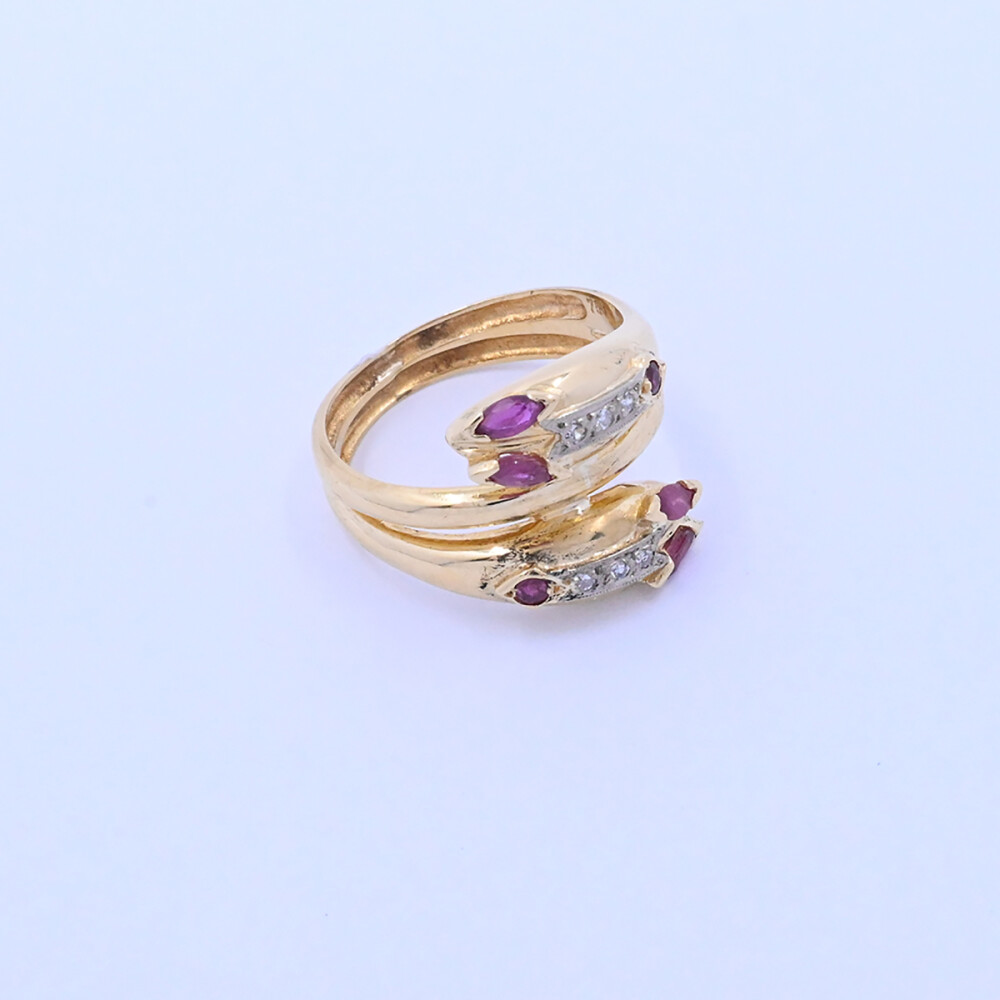 Anillo oro 18k con rubíes navette y brillantes. Anillo oro 18k con rubíes navette y brillantes.