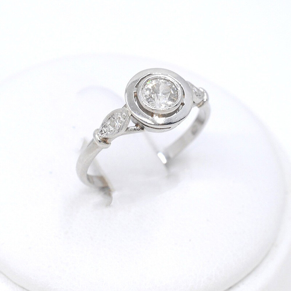 Anillo En Platino Y Brillantes Anillo En Platino Y Brillantes