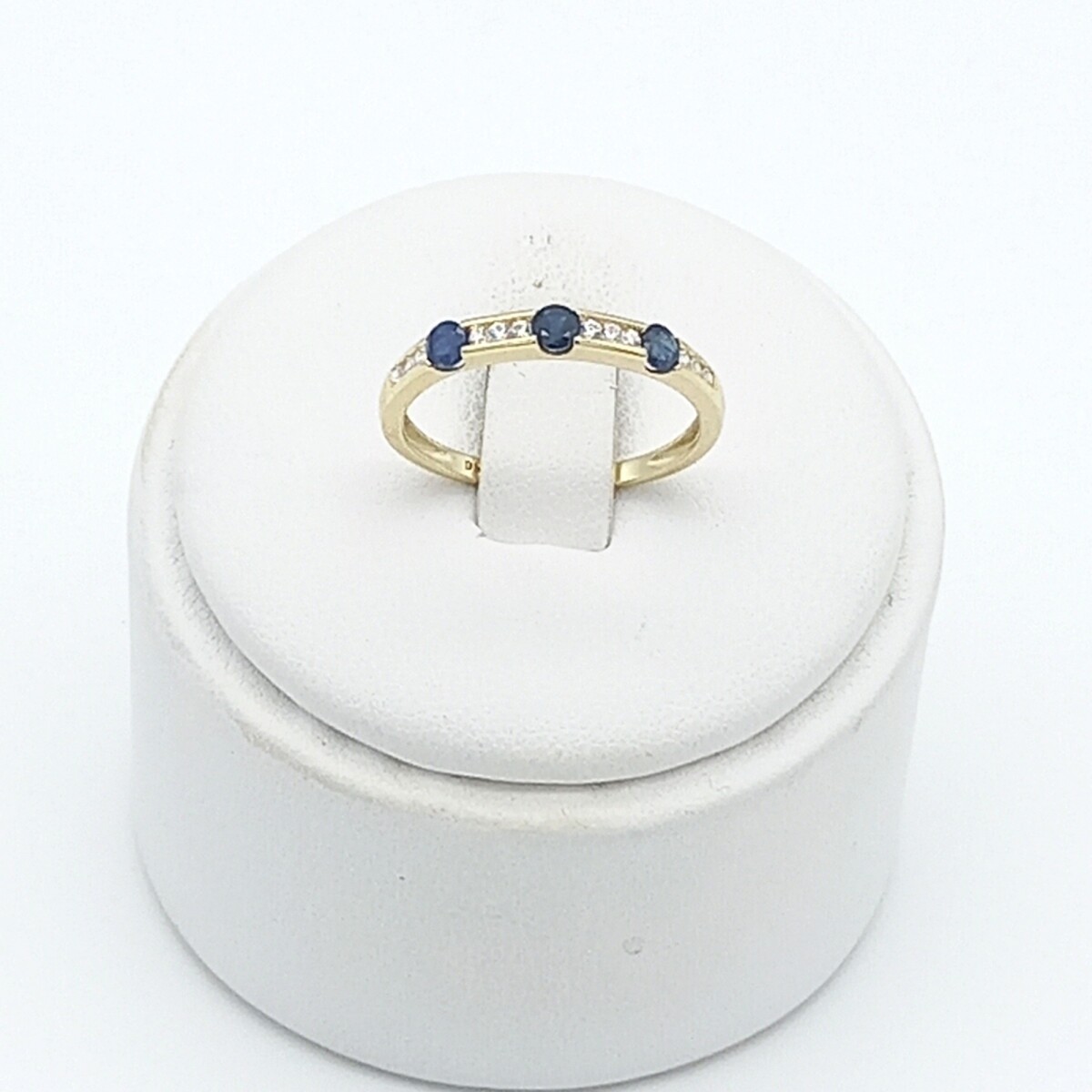 Anillo de oro 10 ktes con circonia y zafiro azul. 