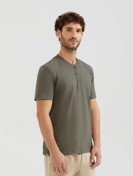 CAMISETA DE CUELLO CON TEXTURA VERDE