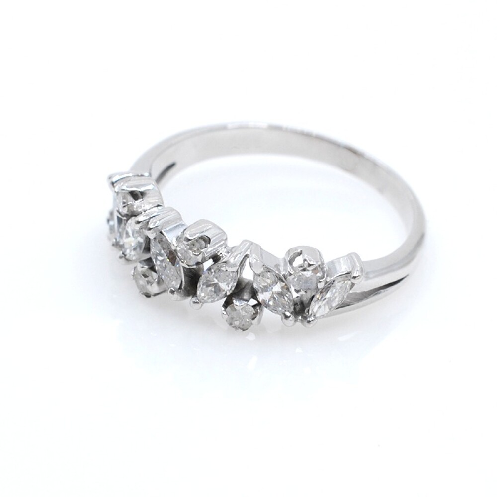 Anillo en oro 18k blanco con hermosos brillantes Anillo en oro 18k blanco con hermosos brillantes
