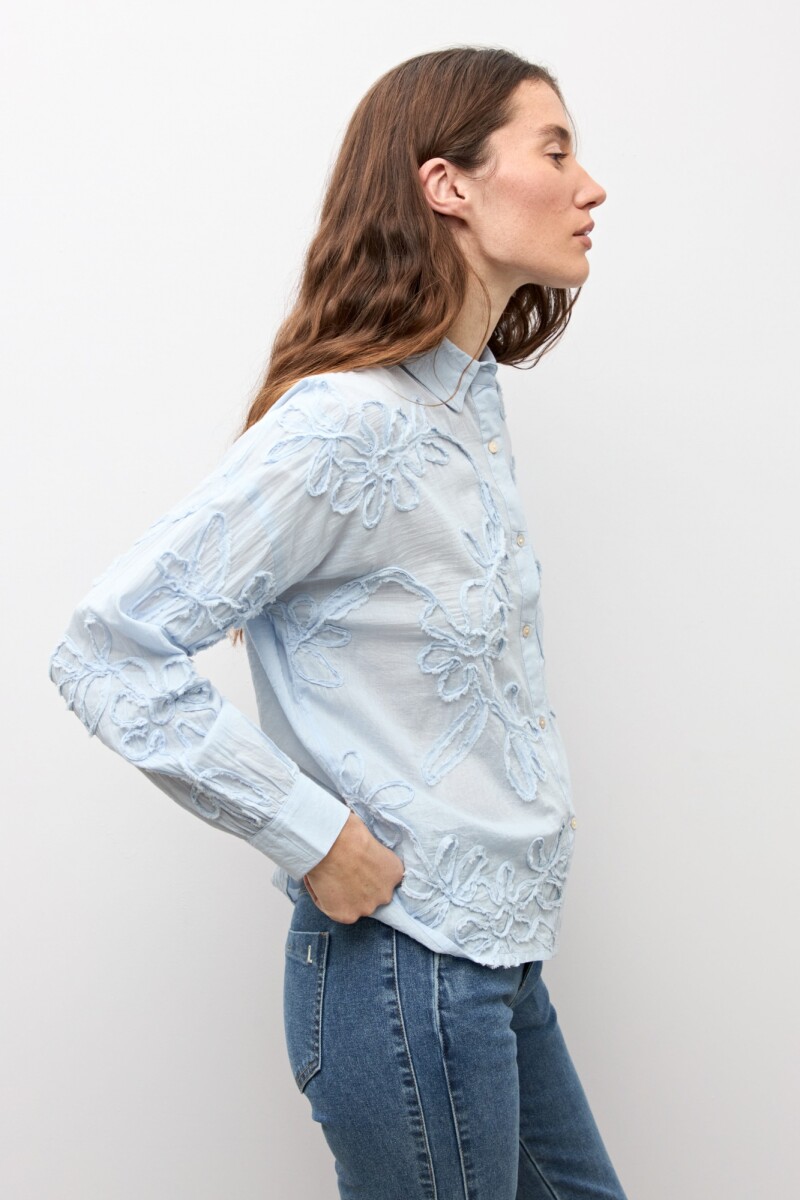 Camisa apliques florales celeste