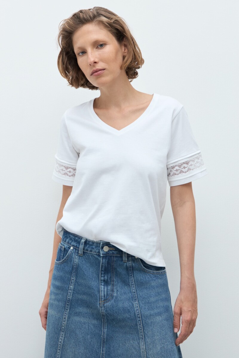Remera con puntilla blanco