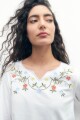 Remera con bordado floral blanco