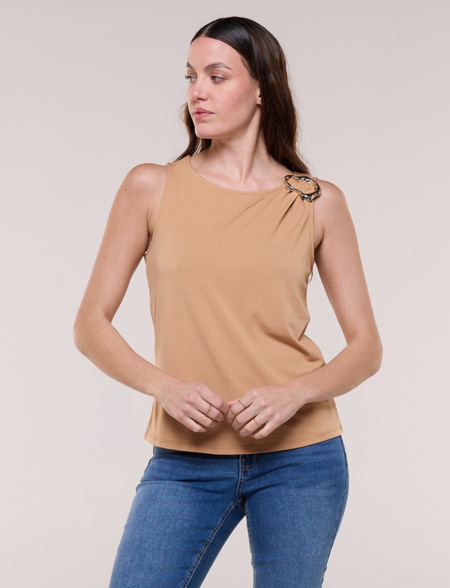Musculosa Con Broche - Tostado 
