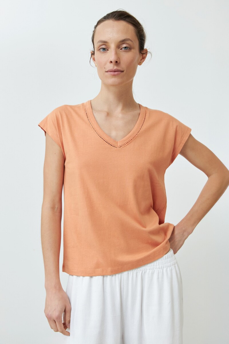 Remera con detalle trenza durazno