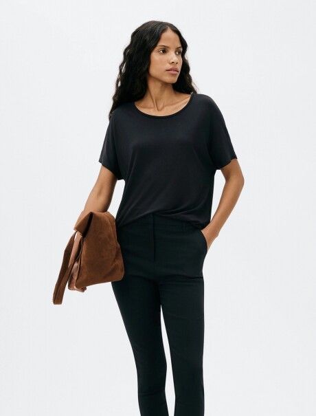 BLUSA BÁSICA MANGA CORTA NEGRO