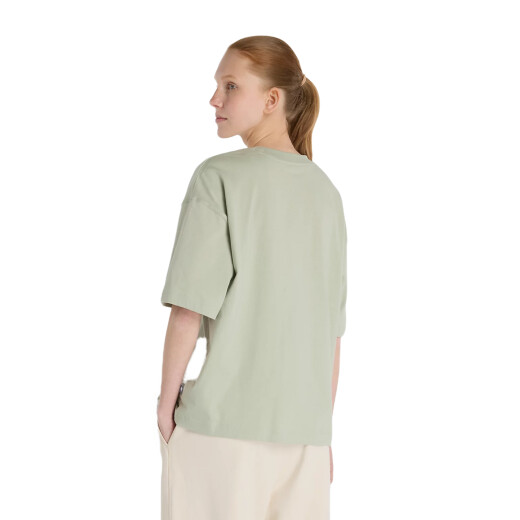 Remera New Balance Flower Shoe - Verde Remera New Balance Flower Shoe - Verde