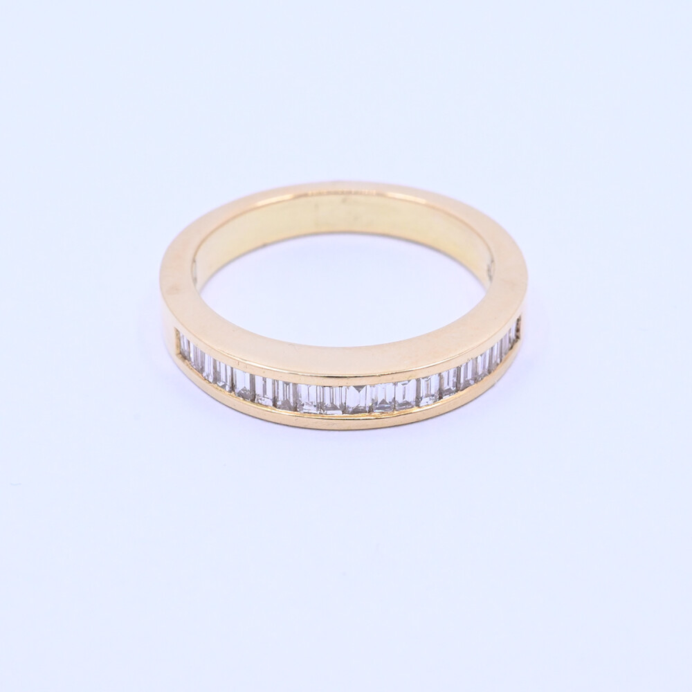 Anillo medio sin fin oro 18k engarce carril con brillantes. Anillo medio sin fin oro 18k engarce carril con brillantes.