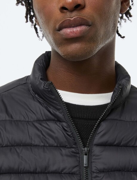 CHAQUETA ACOLCHADA CON DETALLES ACOLCHADOS + BOLSA GUARDAPOLVO NEGRO