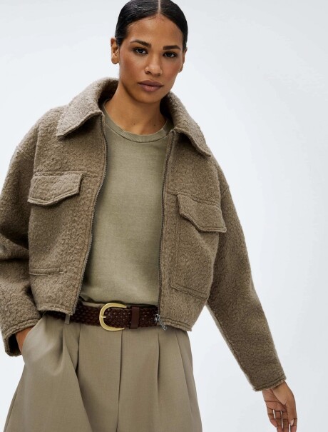 CAMPERA CON BOLSILLOS GRIS