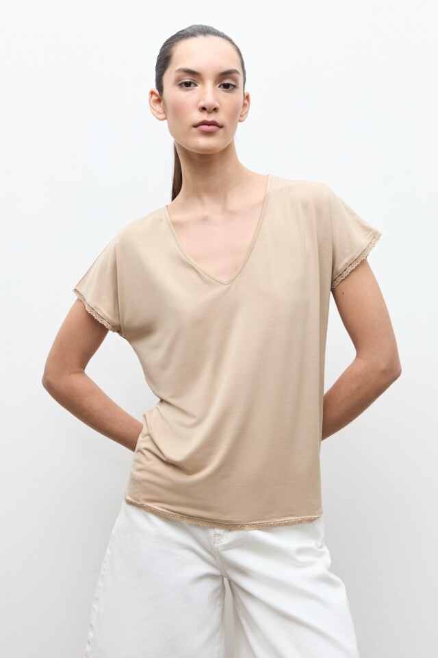 Remera con encaje beige claro