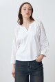 Remera con mangas de broderie blanco