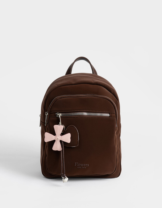 Mochilas Urbanas Mochila De Cuerina Con Charm - Marron Oscuro