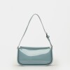 Cartera al hombro Leaf en efecto cuero charol Celeste