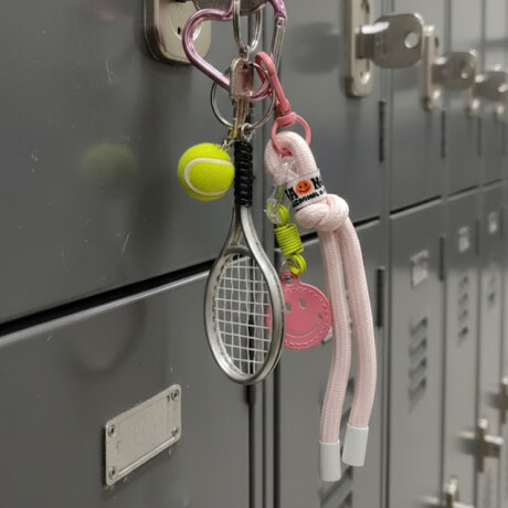 Llavero con accesorios Raqueta Tennis Rosado